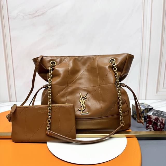 小号 羊皮 古金 Ysl 新款小号Jamie 4.3 Large Pochon羊皮腋下包。设计师真的太懂消费者需要什么了吧很多托特包的设计都没法让颜值和实用性两