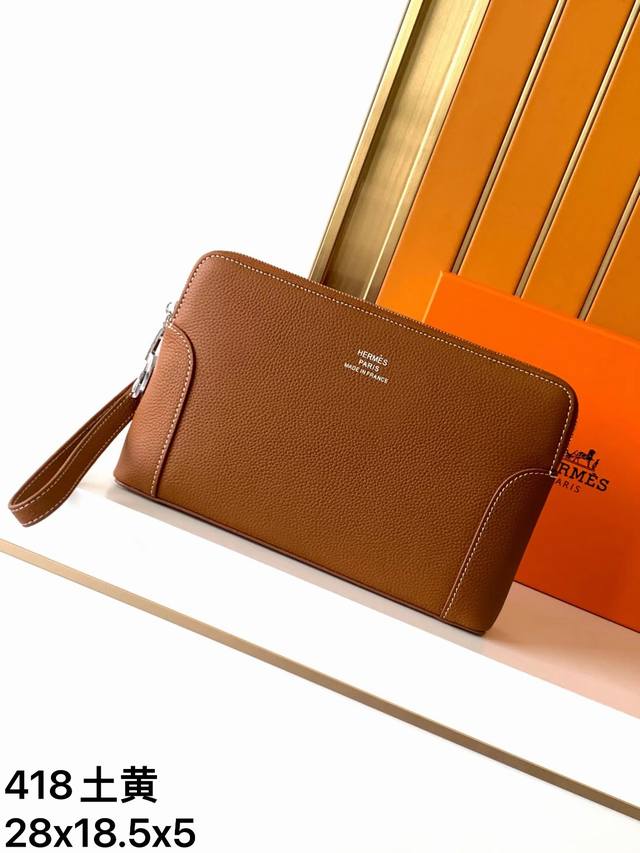 手包型号：418#经典土黄色顶级原单货爱玛意大利专用头层牛皮，手感超级柔软细腻，质感高端有档次，专柜同款，绝对高端货。高纤维布裡，专柜五金配件，质量超赞。尺寸：