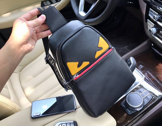 批 原单品质 品牌名称 ：新款Fendi芬迪 胸包 产品规格 ：W19Xh26Xd6.5Cm 产品材质 ：头层牛皮 黑色 ：进口专用肩带F 产品型号 ：014-