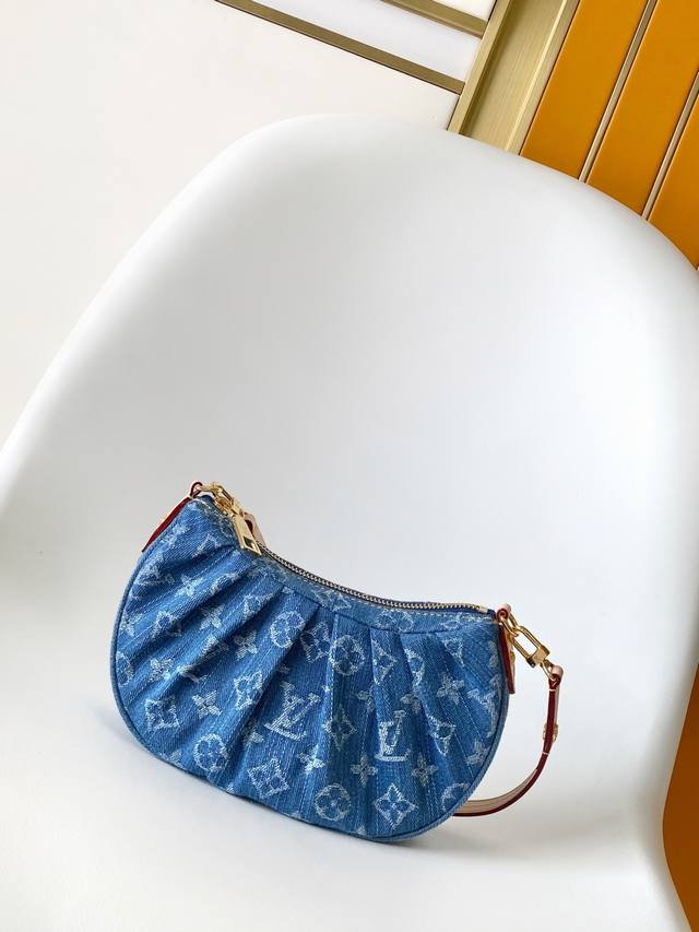 M13571 顶级原单 动态163Pochette Valley 手袋取材 Monogram 棉质丹宁布，搭配撞色牛皮革饰边和耀目金属件，令经典设计绽放摩登风范