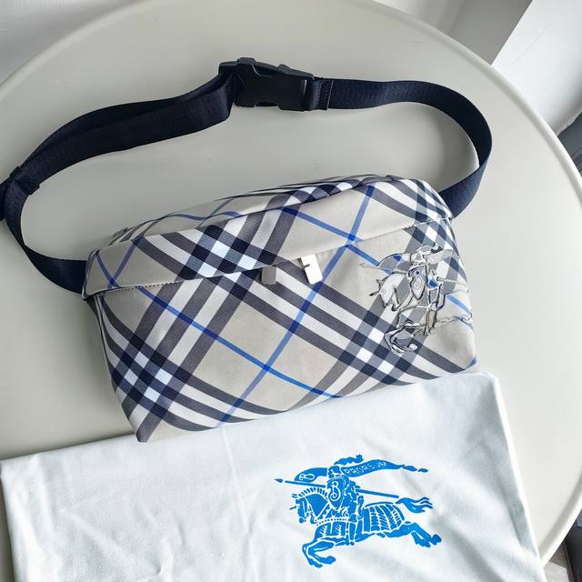 B家顶级原单 腰包，装饰精纺 Bur格纹。内衬为同种面料，点缀马术骑士徽标 Ekd 贴花。搭配 B 字型拉链头，设有可调式肩背带，可缔造斜背造型。来自 Burb