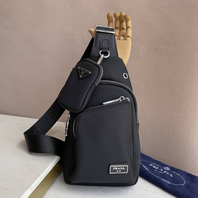 普拉达最新款式，男士胸包原单品质 采用进口尼龙布材质轻便，舒适，质感柔滑，手感细腻 高贵五金 低调奢华有内涵 时尚休闲帅气 方便实用，怎么看都是那么酷帅美，走在