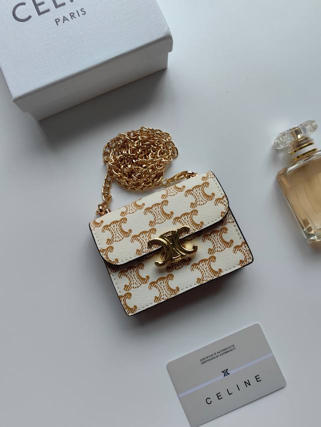 Celine新款链条Triomphe名片包，可斜挎，经典花纹大面内配平纹超纤，金色饰面Triomphe金属按扣开合，1个加厚主隔层，3个内侧卡槽。 编号:10N