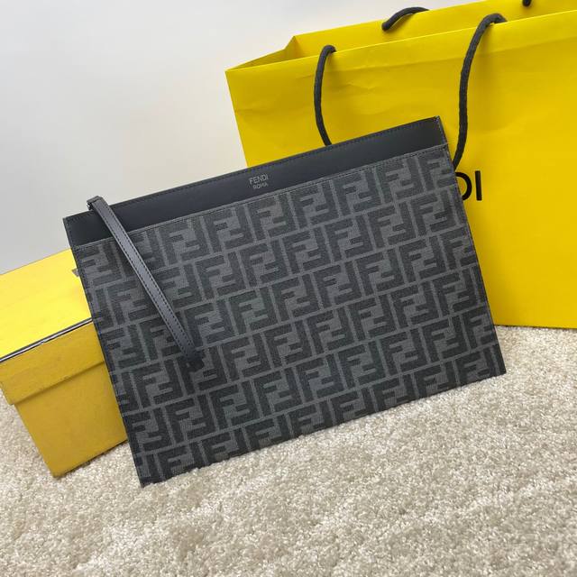 原单品质 独家正品开发,进口头层牛皮,包身走线工整,每个细节都经过精雕细琢,干净整洁的做工体现出每一步的用心,肩带可拆卸,轻薄好用的同时容量非常可观,高颜值单品 原单品质 独家正品开发,进口头层牛皮,包身走线工整,每个细节都经过精雕细琢,干净整洁的做工体现出每一步的用心,肩带可拆卸,轻薄好用的同时容量非常可观,高颜值单品