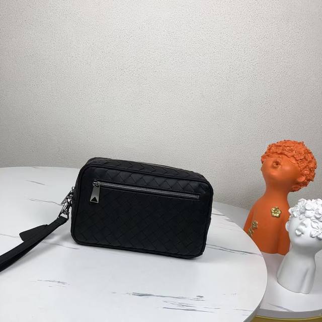 Bv官网最新Bottega 简称Bv宝提嘉：狠货来袭 进口打蜡牛皮，专柜进口五金，独特的设计风格完美至极！让时尚变得无止境 那质感和 那手工无可挑剔，独一无二的