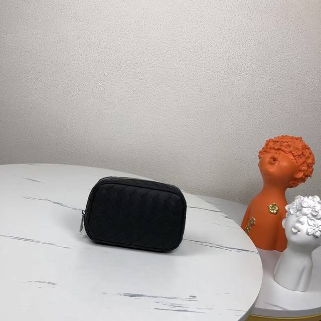 Bv官网最新Bottega 简称Bv宝提嘉：狠货来袭 进口打蜡牛皮，专柜进口五金，独特的设计风格完美至极！让时尚变得无止境 那质感和 那手工无可挑剔，独一无二的