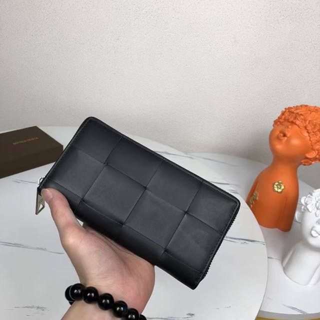 Bv葆蝶家钱包采用进口打蜡牛皮纯手工编织皮质越用越柔软光滑细腻款号：1620#，颜色：黑色，规格：19 10 2Cm。
