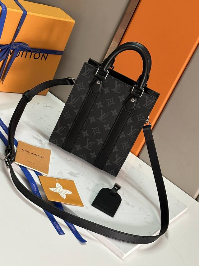 顶级原单原版开发，全钢五金作为 Sac Plat 系列中的小巧版型手袋，Sac Plat 迷你手袋此次结合 Monogram Eclipse 帆布、皮革饰边和金