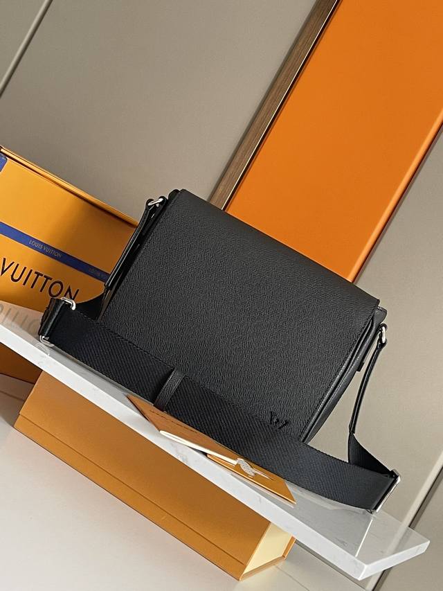 顶级原单原版开发，全钢五金本款 District 小号邮差包采用深染 Taga 皮革，搭配拉链后袋，以方正构型和适宜尺寸成就日常佳选。可调节肩带方便肩背和斜挎，