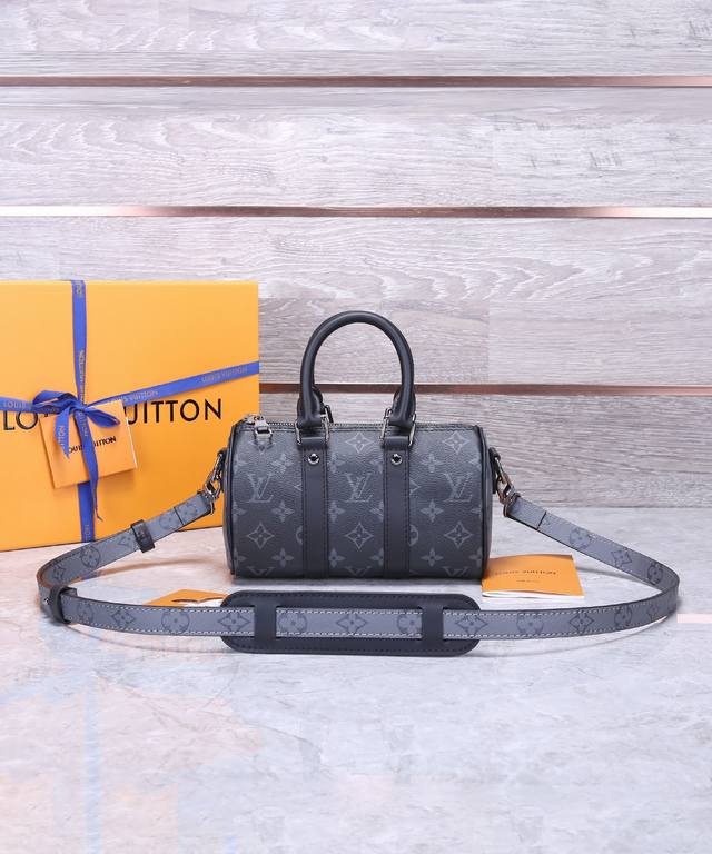 顶级原单 M45947黑花 Speedy枕头包系列 本款 Keepall Xs 手袋出货，非常适合女生背，男女同款，黑色老花非常帅气，最重要的是肩带可以调节，M