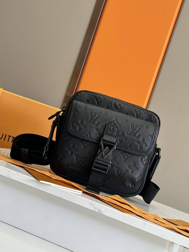 顶级原单 M12516 本款Getaway邮差包拥有Monogram Shadow皮革的细腻Monogram压纹，以紧凑构型实现邮差包和手拿包的自如转换。前翻盖