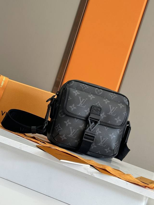 顶级原单 M12518 本款Getaway邮差包拥有Monogram Shadow皮革的细腻Monogram压纹，以紧凑构型实现邮差包和手拿包的自如转换。前翻盖