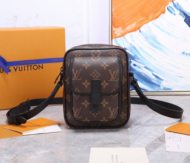 顶级原单品质新款来袭挎包 Wearable Wallet系列 随性和炫酷都满分 ，双层设计搭配牛皮包边高级感满分，可调节肩带增加了小挎包的灵活性，时尚又非常实用