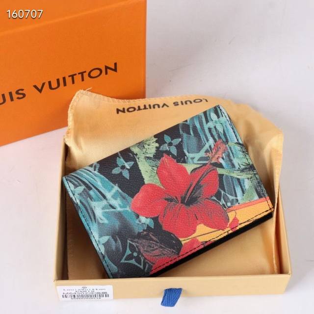 64502冲浪黑 以Monogram Surfin’ .5月新款 塗層帆布製成，並飾以熱帶風格印花，為旅途增添時尚格調。多彩印花圖案層層疊印，塑造出洋溢夏日風情