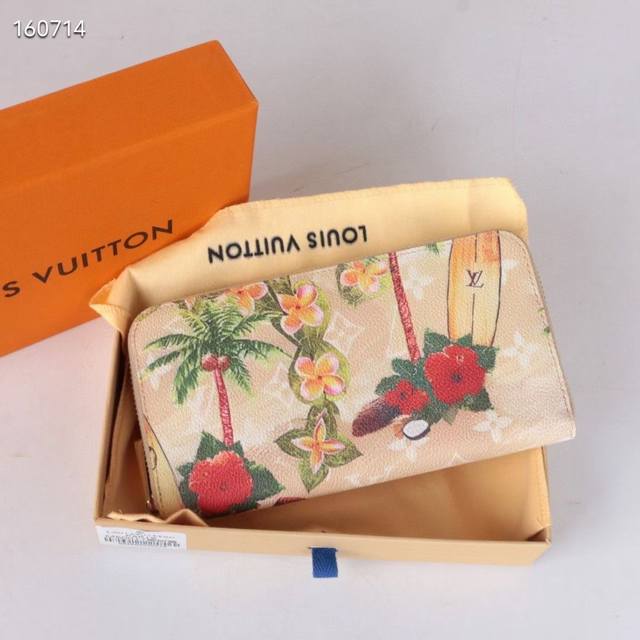 60017椰树黄 新品 這款品牌備受愛戴的袋裝萬用錢包選用色彩繽紛的Monogram Surfin’ .5月新款 塗層帆布打造，充滿復古氣息。多層圖案將熱帶設計