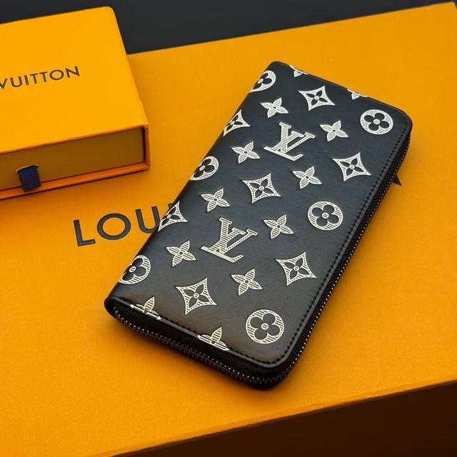 顶级原版 升级版 黑字丝印 Zippy Vertical 钱夹取材 Monogram Shadow 压纹印花牛皮革，令全包式拉链构型流露摩登气息。多重卡片夹层、