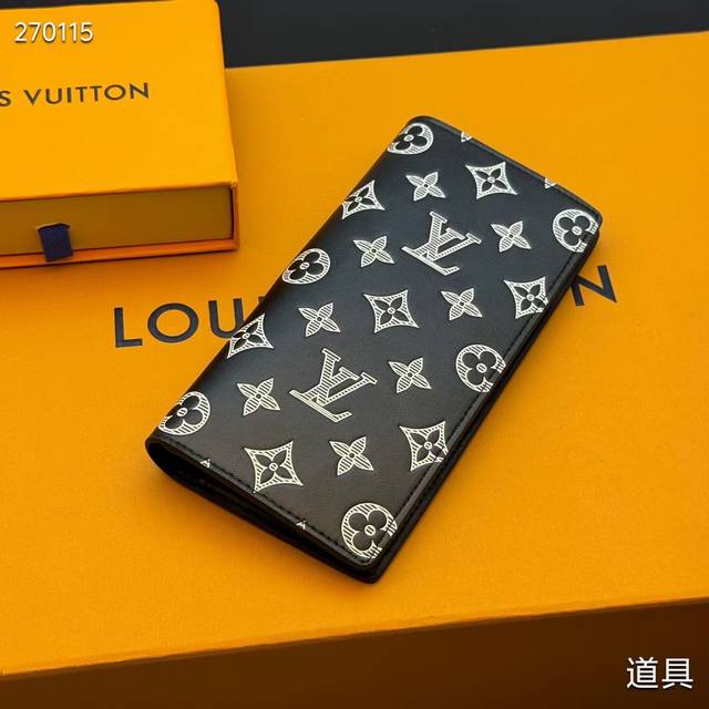 升级版 Lv黑字丝印 Brazza 钱夹钱包优雅的外观设计搭配白色丝印压花Monogram Shadow小牛皮，此款十分柔软的Brazza钱夹饰有浅浅的标志性M