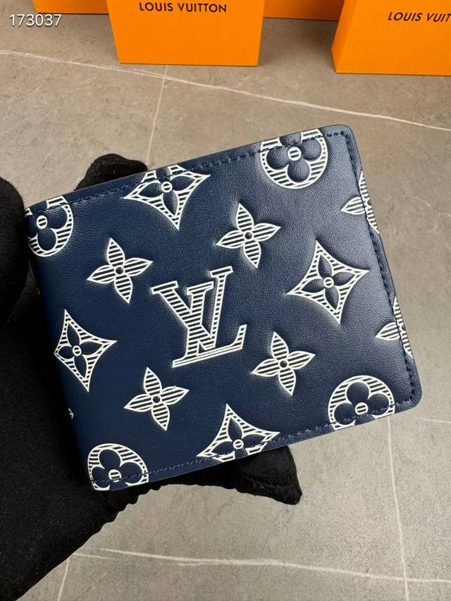 Multiple 钱夹 M83379短夹灰色 此款路易威登Multiple钱夹设计清爽简洁，黑色Monogram Shadow小牛皮面料质地十分柔软，饰有标志性