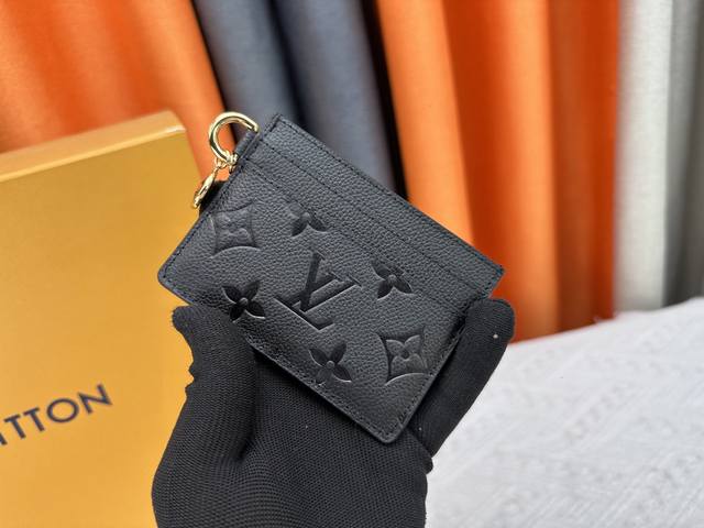 M13649 這款精緻的Lv Charms名片夾能為任何配飾系列增添亮麗色彩。名片夾以品牌標誌性的Monogram Empreinte皮革製造，綴有兩顆Mono