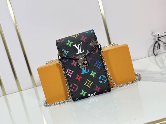 升级原版 M13572 本款 MéTis 手机包向路易威登经典行李箱采撷灵感，以整片 Monogram 帆布裁出工致构型。S-Lock 锁扣和金属包角娓娓道出品