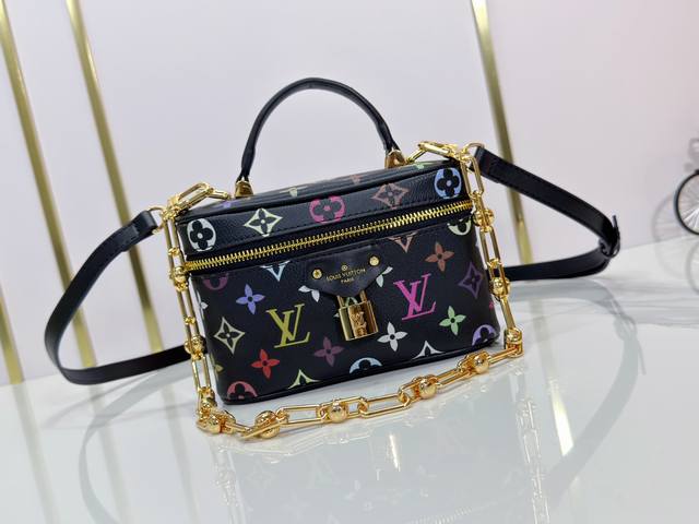 升级原版 M13662 本款 Vanity Pouch 手袋出自路易威登 X 村上隆再版系列,以艺术家的鲜明色调重绎品牌经典 Monogram 图案。涂层帆布融 升级原版 M13662 本款 Vanity Pouch 手袋出自路易威登 X 村上隆再版系列,以艺术家的鲜明色调重绎品牌经典 Monogram 图案。涂层帆布融