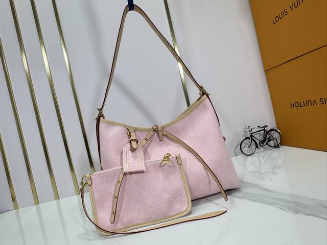 升级原版 M11462 M46203 粉色小号 新款 丹宁牛仔 Carryall 小号手袋取材 Monogram 帆布和皮革饰边，成就都市生活的贴身伴侣。充裕构