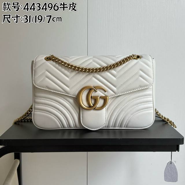 升级版实拍# 型号:443496牛皮白 尺寸:31-19-7Cm 新版本升级版型和五金 加量不加价 Gg Marmont系列大号31Cm 经典双G 五金Logo 升级版实拍# 型号:443496牛皮白 尺寸:31-19-7Cm 新版本升级版型和五金 加量不加价 Gg Marmont系列大号31Cm 经典双G 五金Logo