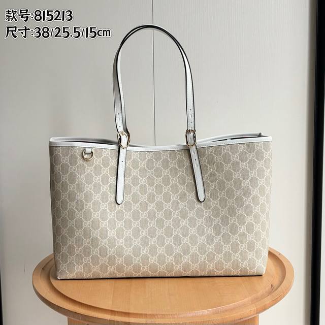实拍# 大号 型号：815213 尺寸：38X25.5X15Cm 这款购物袋Gg图案和条纹织带这两种品牌颇有辨识性的元素融合成经典搭配，Ophidia世界的演化