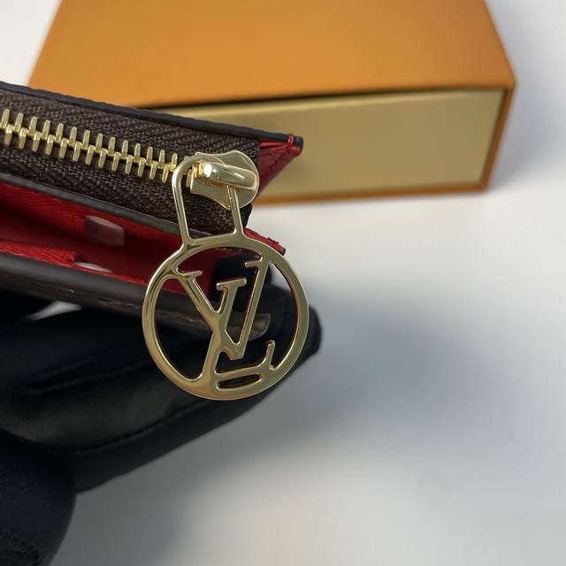 工厂P价 顶级原单 M13420樱桃 Portefeuille Lisa 采用 Monogram 帆布制成，内衬彩色皮革。这款紧凑型钱包配有 Lv Circle