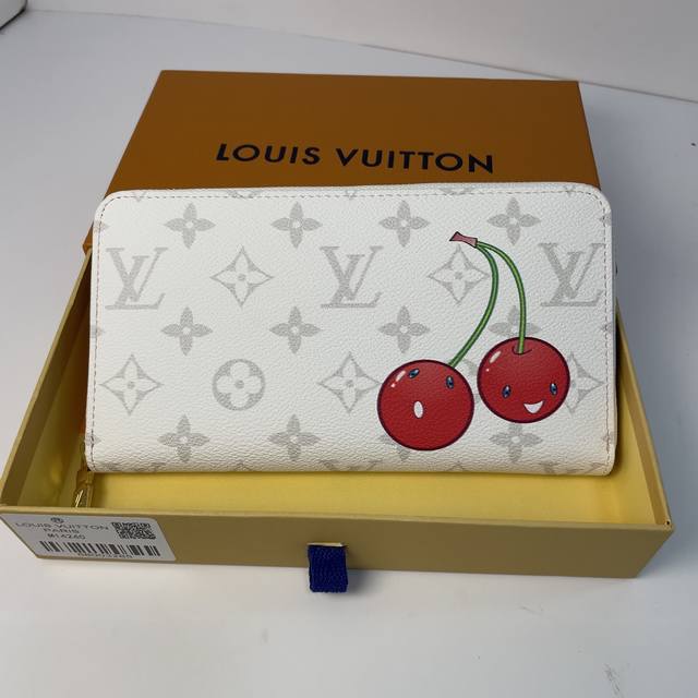 工厂P价 顶级原单 M14240樱桃 单拉链钱包系列 用充满魅力的彩色重新诠释了 纤细的轮廓和圆形拉链开合式特征的标志性的钱包，用柔和的颜色使之成为了清新且有女