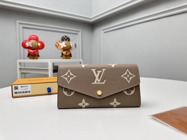 工厂P价 顶级原单 M80496杏色這款路易威登經典的Sarah錢包以雙色調Monogram Empreinte皮革打造優雅外形，綴有標誌性的Monogram壓