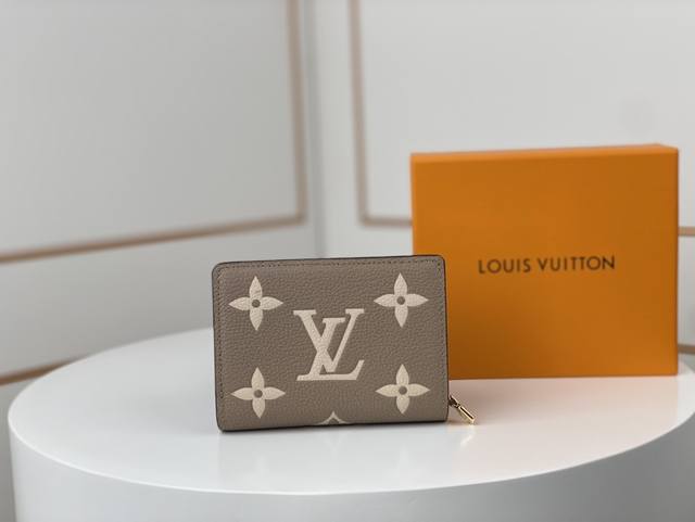 工厂P价 顶级原单 M82370這款CléA錢包以Monogram Empreinte柔軟粒面牛皮製成，綴以路易威登標誌性的Monogram壓花圖案，設計時尚，