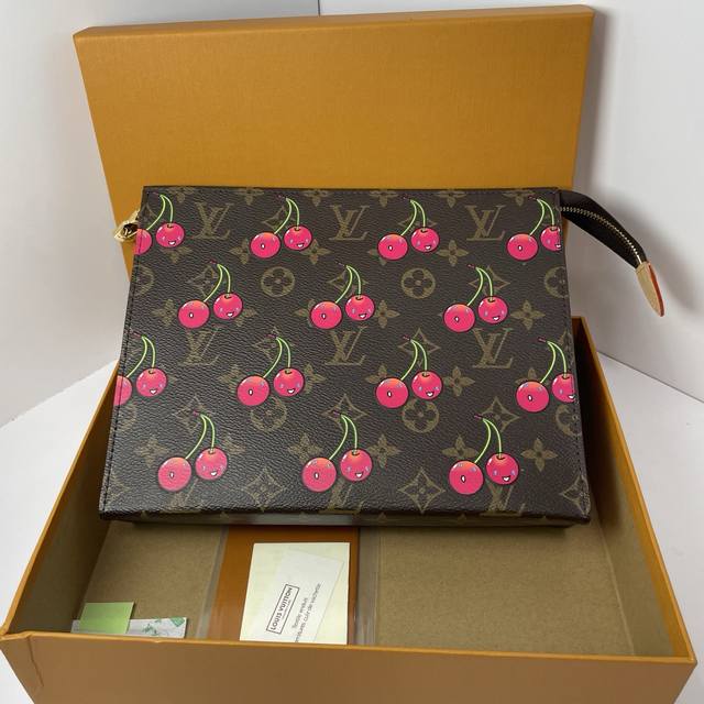 工厂P价 顶级原单 M14372，本款盥洗袋以经典 Monogram 涂层帆布塑造利落构型，瞩目铺陈路易威登 ×村上隆复刻系列的可爱樱桃图案。顶部莹泽拉链、可水