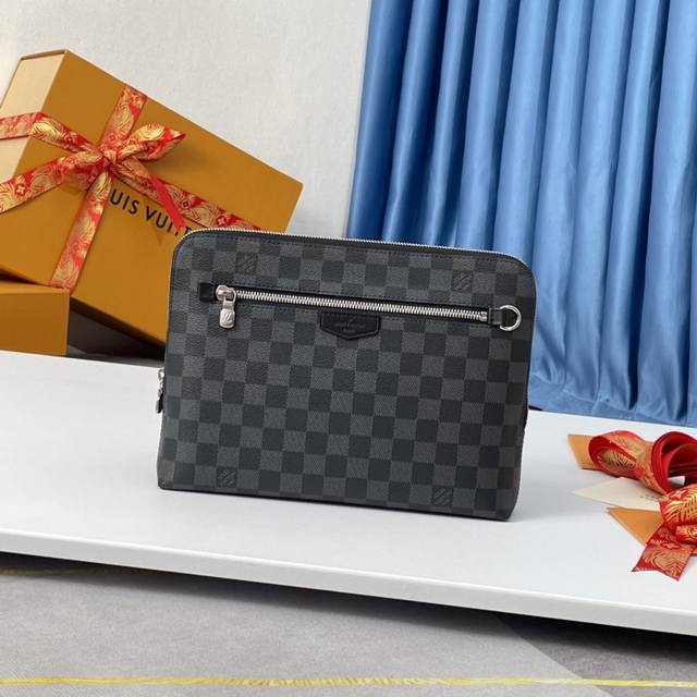 工厂P价 海外原单N60417黑格独家实拍！New Pouch 手拿包取材 Damier Graphite 帆布和金属件，设有拉链外袋、内贴袋和卡位，点缀路易威