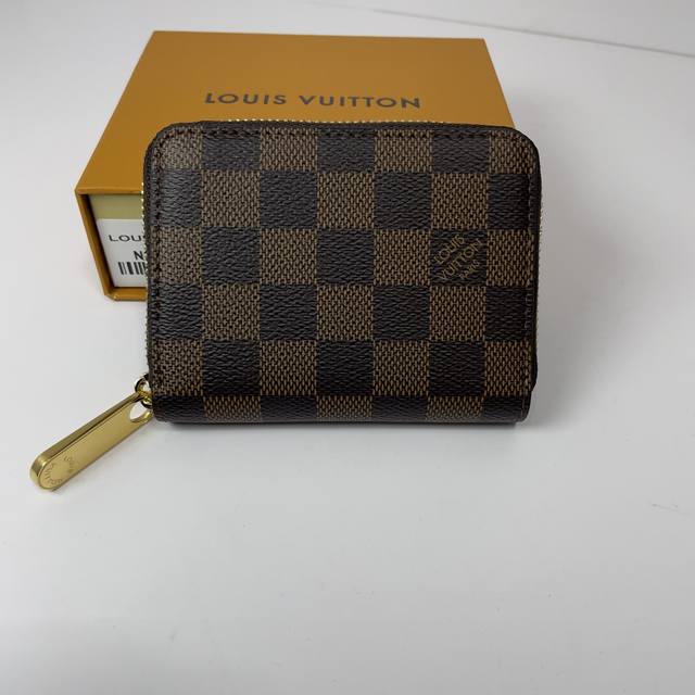 工厂P价 顶级原单 N60067啡格，N60213,N60229,N63069白格这款拉链零钱包为都市人提供了最理想的选择。包身精巧紧凑，可以用来装零钱、信用卡