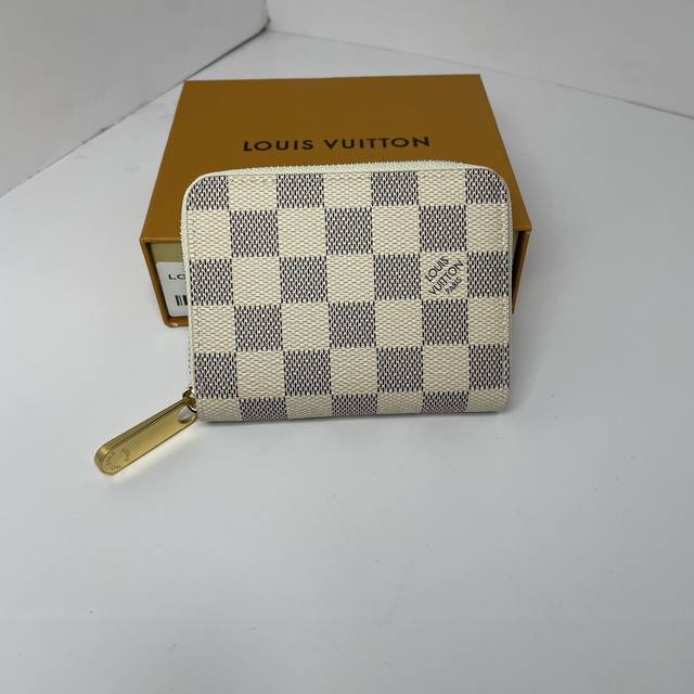 工厂P价 顶级原单 N60067白格粉，N63070,N60213,N60229,N63069白格这款拉链零钱包为都市人提供了最理想的选择。包身精巧紧凑，可以用