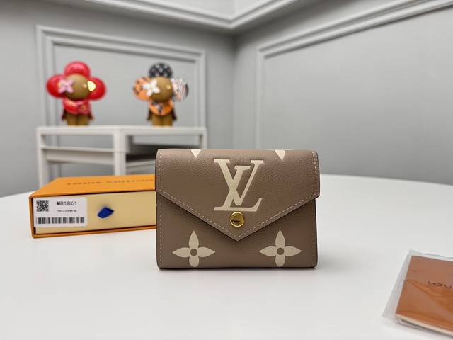 工厂P价 顶级原单 M80968杏色，M81861杏色這款Victorine錢包採用柔軟的粒面Monogram Empreinte皮革製作，綴有路易威登經典的M
