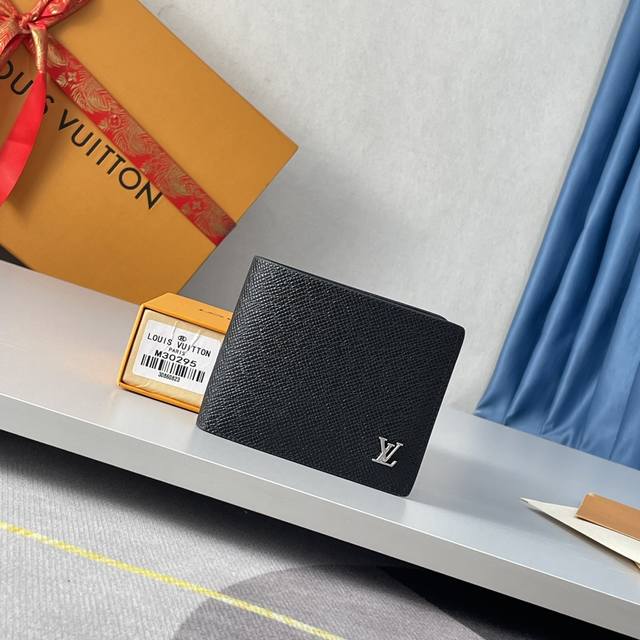 工厂P价 海外原单M30295独家实拍！精致柔软的皮革是钱夹的理想材质。 这款钱夹外型紧凑，却拥有多个口袋和卡槽，非常实用，可轻松放入任何衣袋。尺寸：11.5X