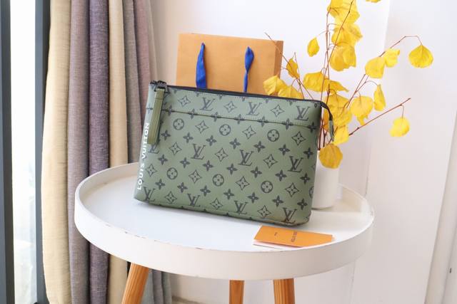 工厂P价 M82800顶级原单這款Keepall BandoulièRe 25都市袋款以塗層帆布製造，是路易威登最經典的Keepall旅行袋的迷你款式。手袋細節