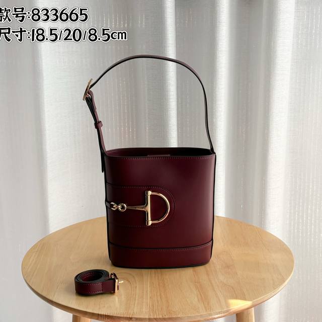 实拍# 款号：833665 尺寸：18.5X20X8.5Cm 在2025春夏系列中 Gucci 73系 其系列名同年推出的一款典藏水桶包中撷取创作灵感。这款包袋