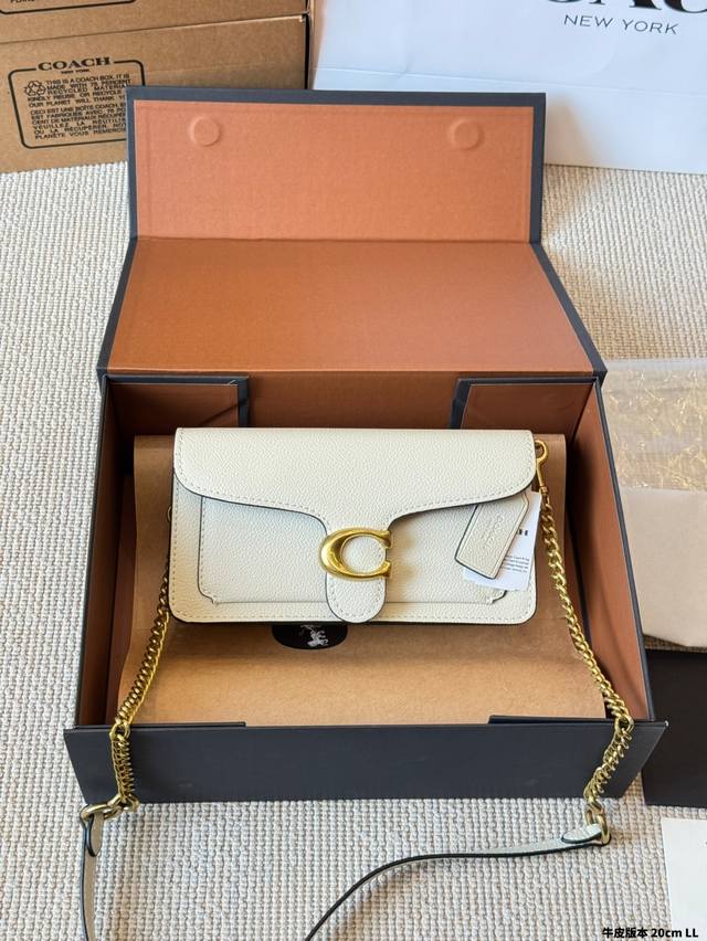 牛皮版本 Coach新款Tabby 系列之Tabby Wristlet Tabby家族许久未出Mini款咯，这次新款20Cm的尺寸真的太实用了！ 内侧拉链和开口