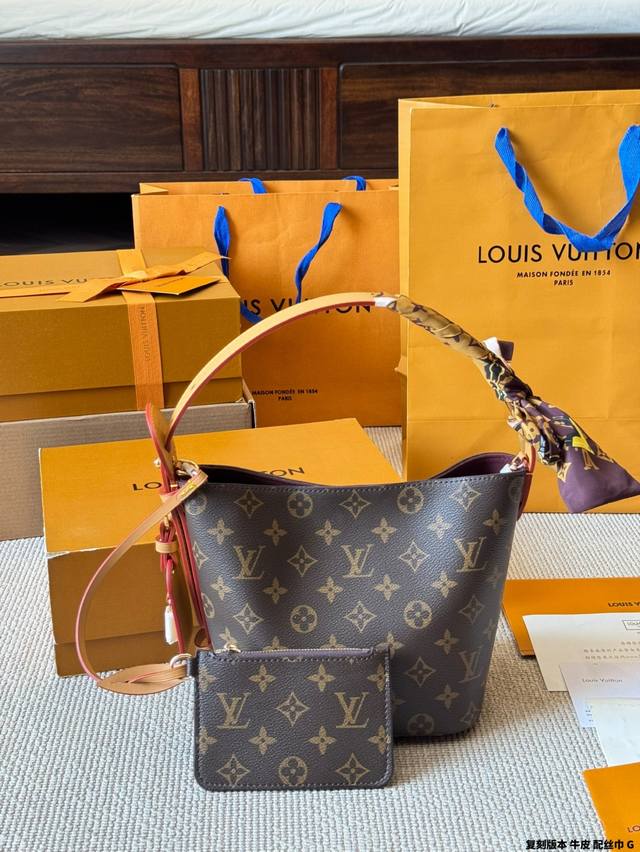 复刻版 牛皮 配丝巾 Lv All Inbb手袋为Monogram牛皮搭配亮泽金属件，以标志性挂锁和名牌彰显经典格调。可调节肩带延续品牌制箱传承，皮革肩带增添斜