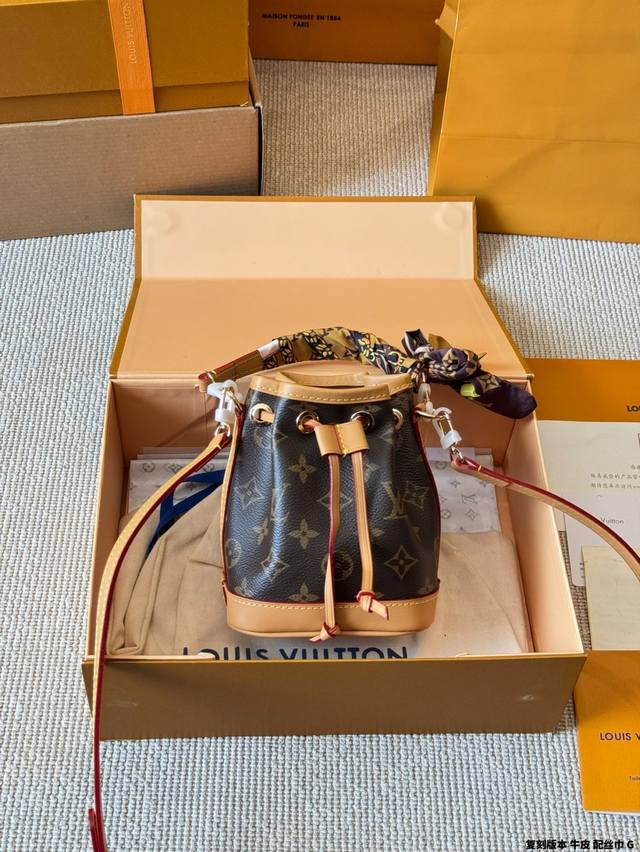 复刻版 牛皮 配丝巾 2025手提 代购级 Lv Mini小水桶包！不得不买的好货！老花Nano系列最夯超迷你水桶包！这只几乎身边朋友人手一只，太Q！ 配变色皮