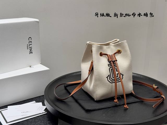 配盒 Size：14*18Cm Celine赛琳 新款帆布水桶包 简夏日的新款 超级爱 颜值超级在线哦 Celine水桶包越背越顺手