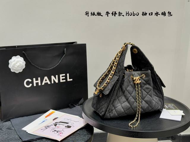 升级版 高品质！ Size 27*22Cm 小号 香奈儿 Chanel丹宁牛仔Hobo 嬉皮包 这一季最火的腋下 抽口水桶包 爆款羊皮纹嬉皮腋下包！不得不说这几