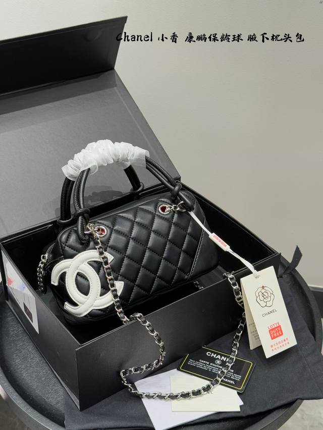 礼盒包装 Chanel 香奈儿 Vintage 康鹏保龄球包 枕头包 手提包。经久不衰 谁背谁帅香 包身上醒目的双C Logo作为装饰 远远看去就能认出是香奈儿
