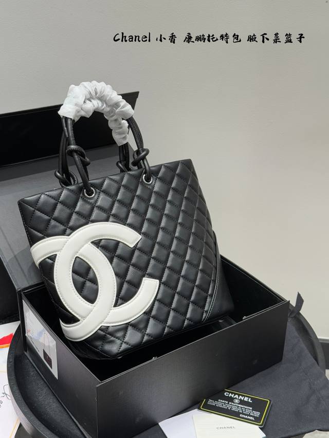 Chanel香奈儿 经久不衰 谁背谁帅香奈儿康鹏菜篮子腋下托特包Tote 包身上醒目的双C Logo作为装饰 远远看去就能认出是香奈儿的包 可单肩可手提 啥都能