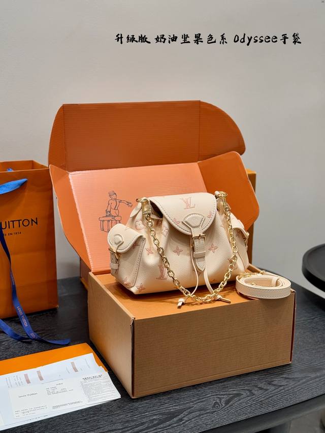 全套礼盒 升级版 钢五金！ 尺寸24*17Cm Lv 新款压花Odyssee手袋水桶腋下包 奶油坚果色抽绳水桶Lv家经典款之一 别看它花里胡哨，上身真的绝绝子