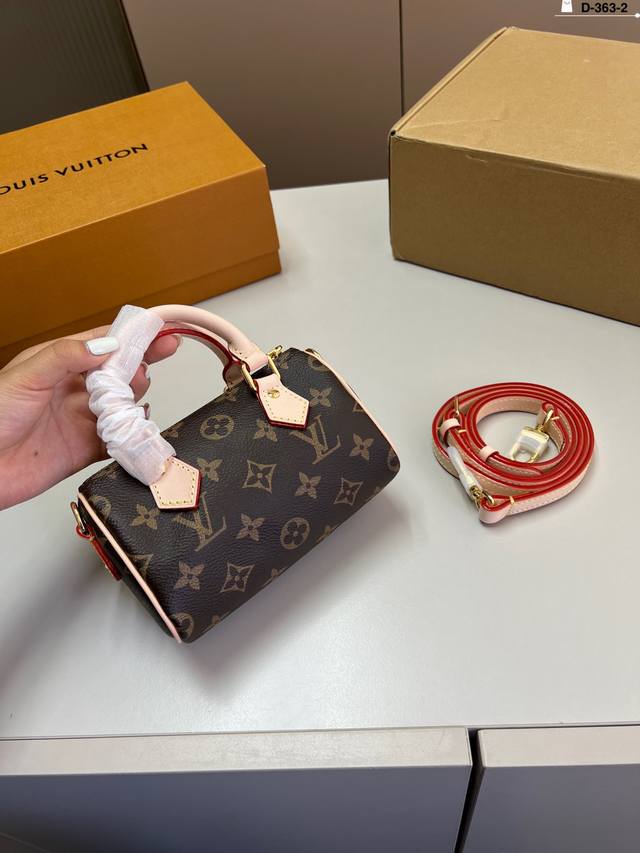 变色皮 Lv 路易斯威登枕头包 百搭时尚 颜值超高 是每个潮酷女孩必入单品 D-362-2尺寸16×11折叠盒飞机盒