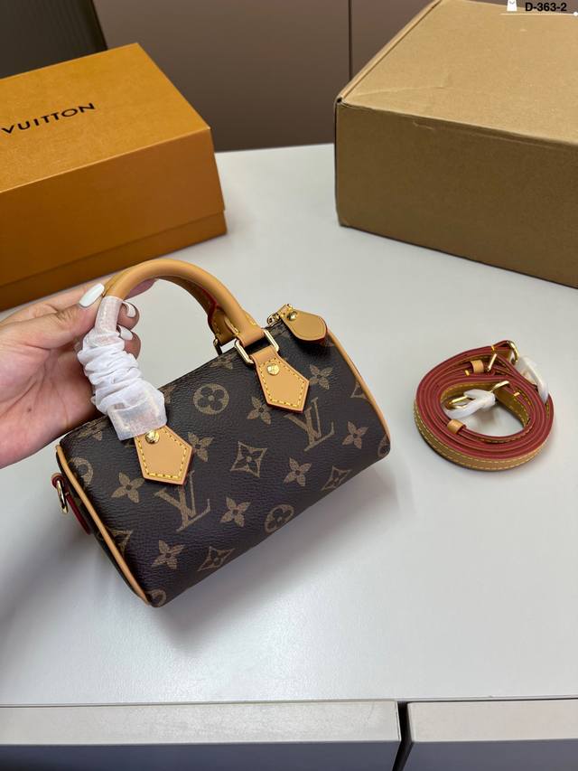 Lv 路易斯威登枕头包 百搭时尚 颜值超高 是每个潮酷女孩必入单品 D-362-2尺寸16×11折叠盒飞机盒